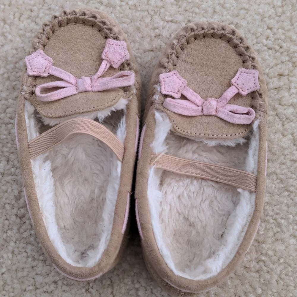 Toddler Girls Moccasin Slippers (Size 7/8)
